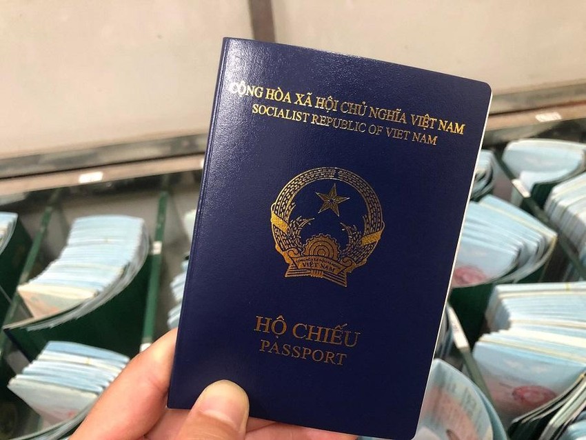 Mẫu hộ chiếu mới Việt Nam: Với mục tiêu tạo ra những bộ hộ chiếu đẹp và chất lượng hơn, Chính phủ Việt Nam đã thay đổi mẫu hộ chiếu để phù hợp với tiêu chuẩn quốc tế. Hộ chiếu mới sẽ mang đến cho bạn sự dễ dàng và tiện lợi hơn khi du lịch, học tập hay làm việc ở các nước ngoài. Hãy đến với chúng tôi để cập nhật những thông tin mới nhất về mẫu hộ chiếu mới Việt Nam và in ấn hộ chiếu chất lượng nhất.