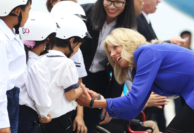 Bà Biden vui vẻ khi trò chuyện với những đứa trẻ Việt Nam đón bà tại sân bay quốc tế Nội Bài - Ảnh: NGUYỄN KHÁNH