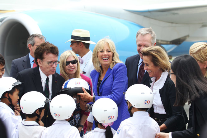 Bà Biden gặp gỡ vào chào hỏi nhóm trẻ em Việt Nam được sứ quán Mỹ trao tặng mũ bảo hiểm - Ảnh: NGUYỄN KHÁNH