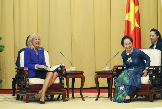 Bà Biden trò chuyện vui vẻ với Phó chủ tịch nước Nguyễn Thị Doan trong cuộc kiến bàn về các vấn đề phụ nữ và hệ thống giáo dục đại học của Việt Nam - Ảnh: NGUYỄN KHÁNH
