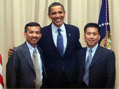Ông David Dương (trái) chụp ảnh cùng Tổng thống Mỹ Barack Obama tại Nhà Trắng