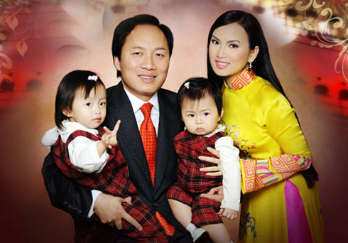 Vợ chồng Chính Chu - Hà Phương cùng 2 cô con gái