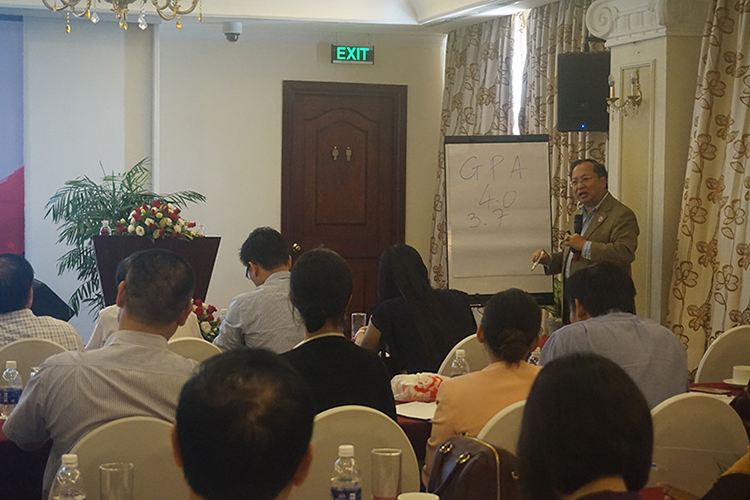 Giáo sư Hà Tôn Vinh tại khóa huấn luyện HỘI NHẬP CÙNG USIS do công ty USIS tổ chức.