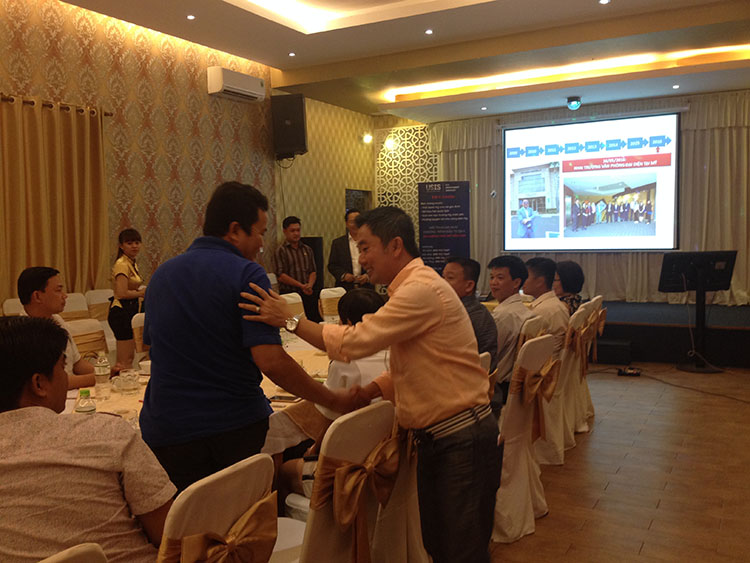 Ông Chris Lộc Đào (Chủ tịch HĐQT USIS ) bắt tay thân mật các khách hàng tham gia sự kiện