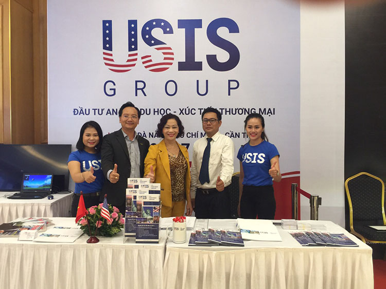 Tập thể văn phòng USIS tại Hà Nội chuẩn bị tinh thần sẵn sàng cho sự kiện