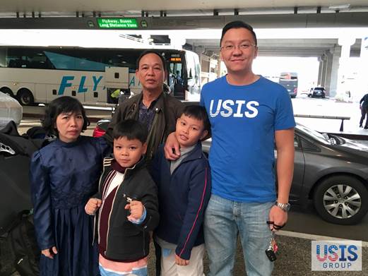 Nhân viên USIS Group đón khách hàng tại sân bay, khi cả gia đình vừa đến Mỹ