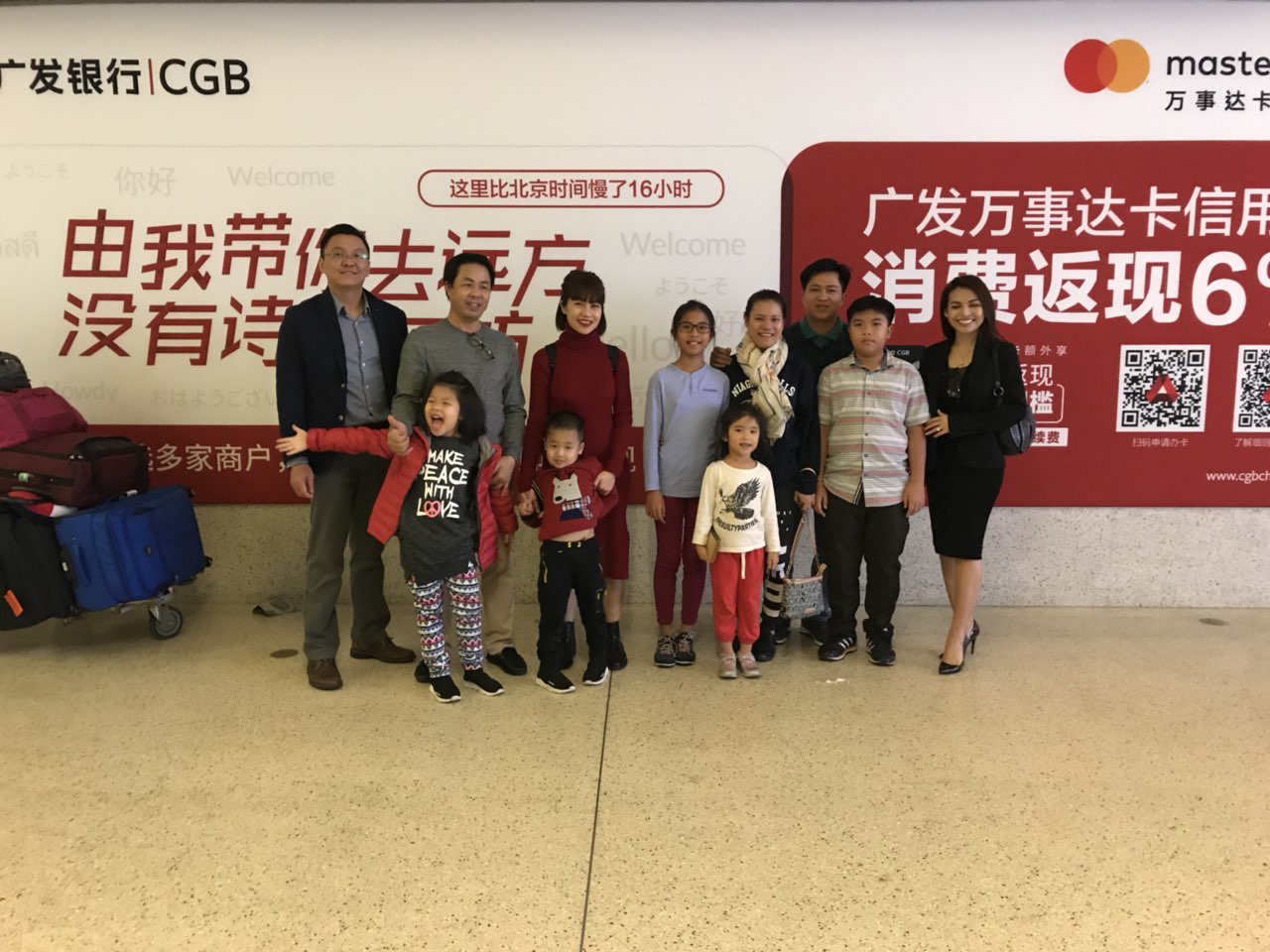 USIS Đón Khách Hàng Sân Bay Mỹ