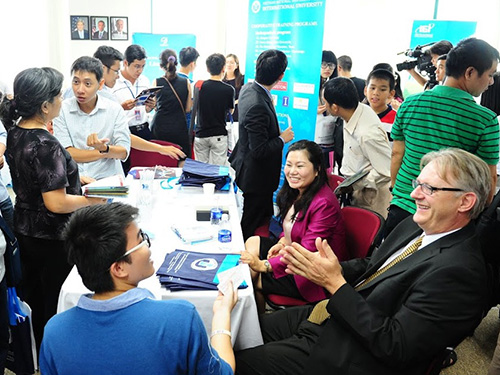 Phỏng vấn tại Tổng lãnh sự quán